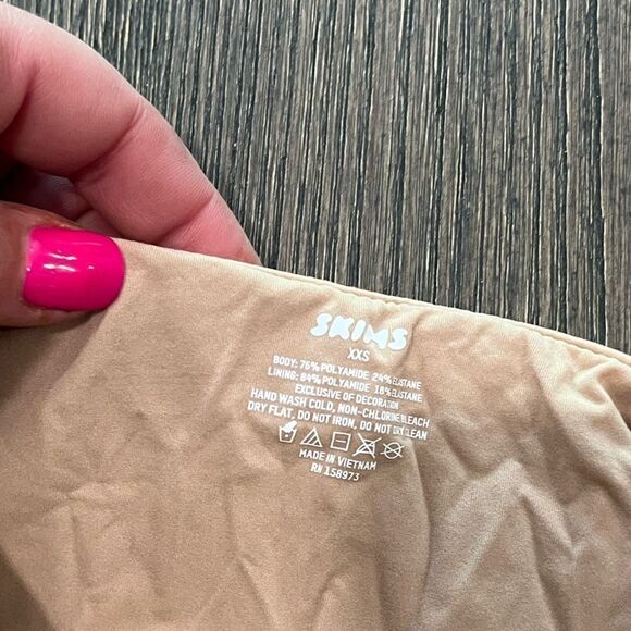 NWT Skims Fits Everybody Bandeau Bra Clay - Size XXS - Picture 3 of 4